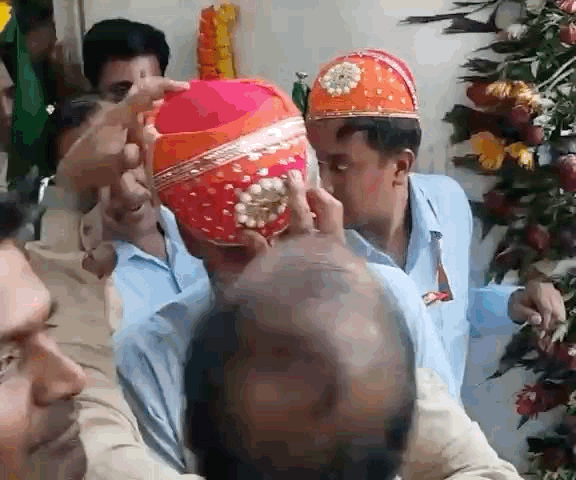 लोको पायलट का पगड़ी पहनाकर स्वागत किया