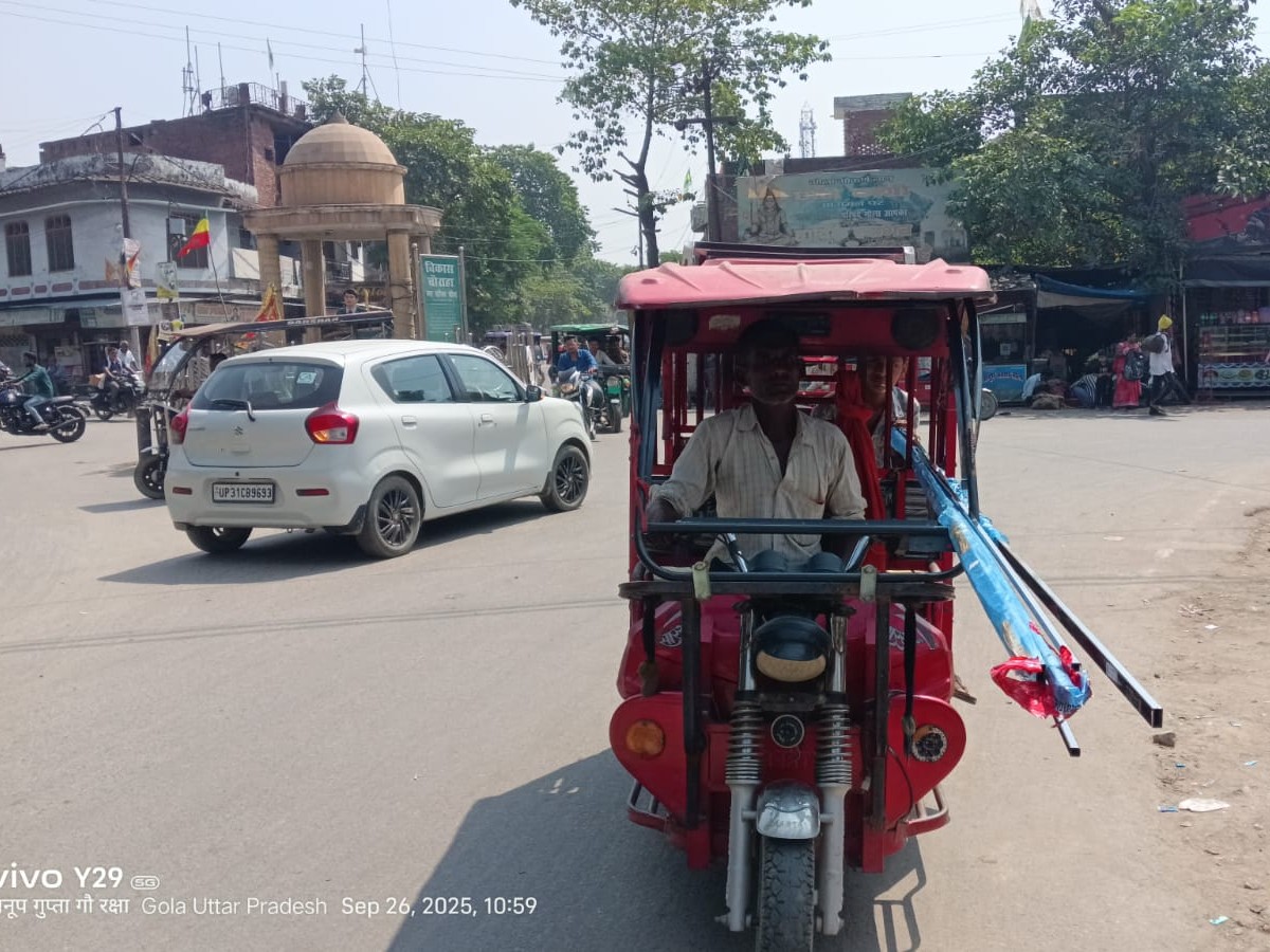 Overloaded e-rickshaw causes death in Gola, demand for ban