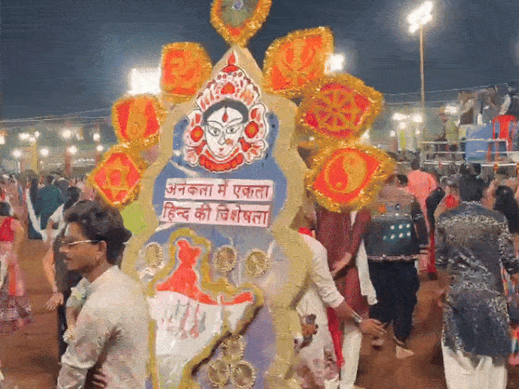 भारत की एकता को अपनी पीठ पर दिखा युवती ने किया गरबा।