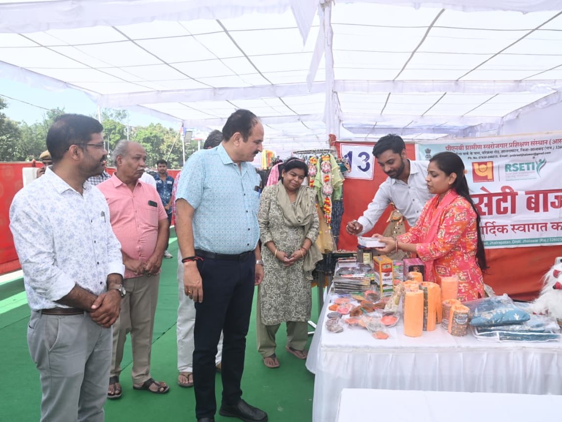जिला कलेक्टर ने प्रदर्शनी में लगी विभिन्न स्टॉलों का अवलोकन किया।