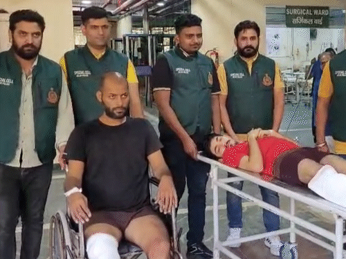 घायल बदमाशों के साथ नजर आ रही क्राइम ब्रांच की टीम।