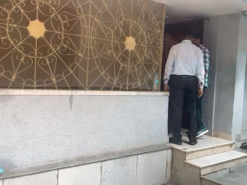 रायपुर के जवाहर मार्केट स्थित रहेजा ग्रुप के ठिकाने पर ED के अधिकारी कड़ी सुरक्षा के साथ छापेमारी करने पहुंचे।