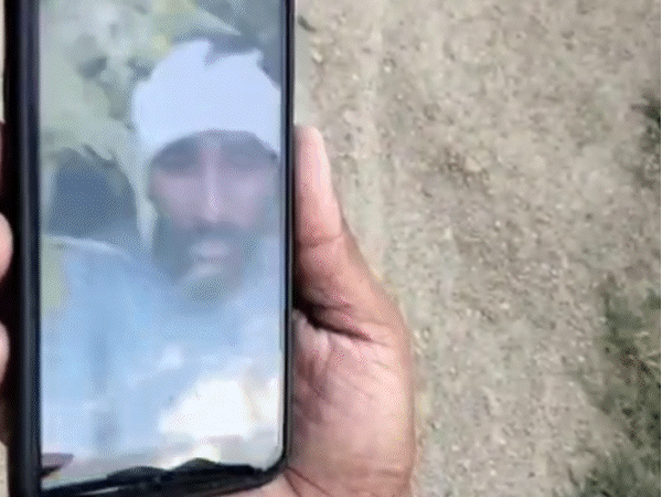 वीडियो कॉल के जरिए बलवीर ने बताया कि वह टीले के पीछे झाड़ियों में छिपा हुआ है।