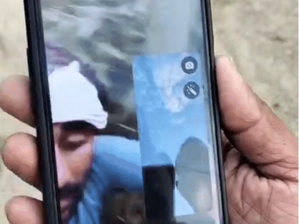 पूर्व डकैतों के गोलीबारी करने की सूचना मिलते ही पुलिस भी पहुंच गई थी।