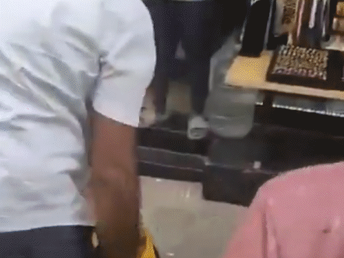 हल्ल्यादरम्यान ती महिला अनेक वेळा जमिनीवर पडली आणि आरोपीने तिला उचलले आणि वारंवार लाथा मारल्या.