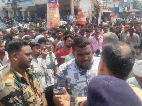 समाज के लोग चक्काजाम करने पहुंचे। उन्होंने 1 करोड़ मुआवजे की मांग की है।