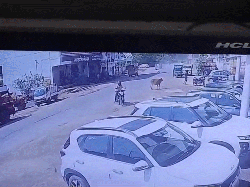 घटना में कार सवारों को भी चोट आई है।