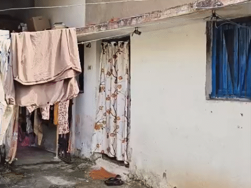 रायपुर के इसी मकान में नक्सली पति-पत्नी रहते थे। पुलिस ने कमरे में ताला बंद कर दिया है।