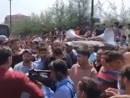 The youth have been demonstrating day and night for the last 3 days in Dehradun, the capital of Uttarakhand. - Dainik Bhaskar