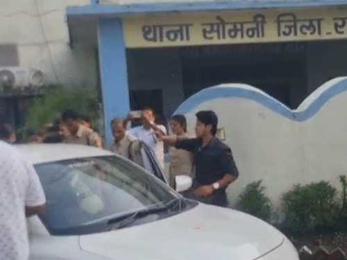 सोमनी थाने में पत्रकारों और परिजनों ने आरोपियों को बचाने के खिलाफ जमकर हंगामा किया।