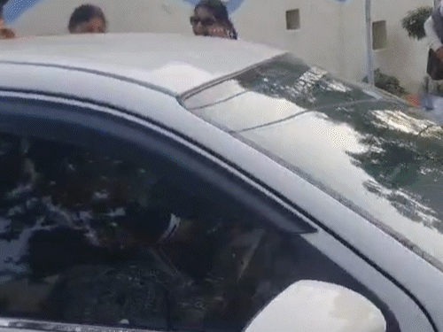 पत्रकारों के विरोध के बीच सोमनी पुलिस चारों आरोपियों को कोर्ट लेकर गई।