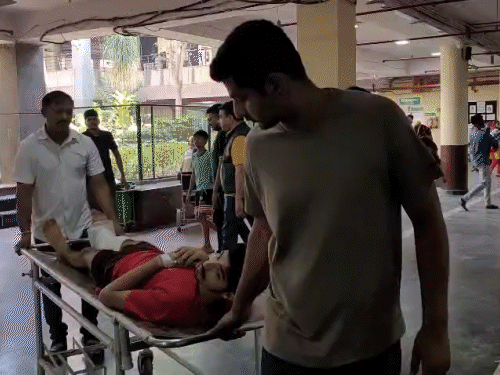 बदमाश को अस्पताल में भर्ती करवाती पुलिस टीम।