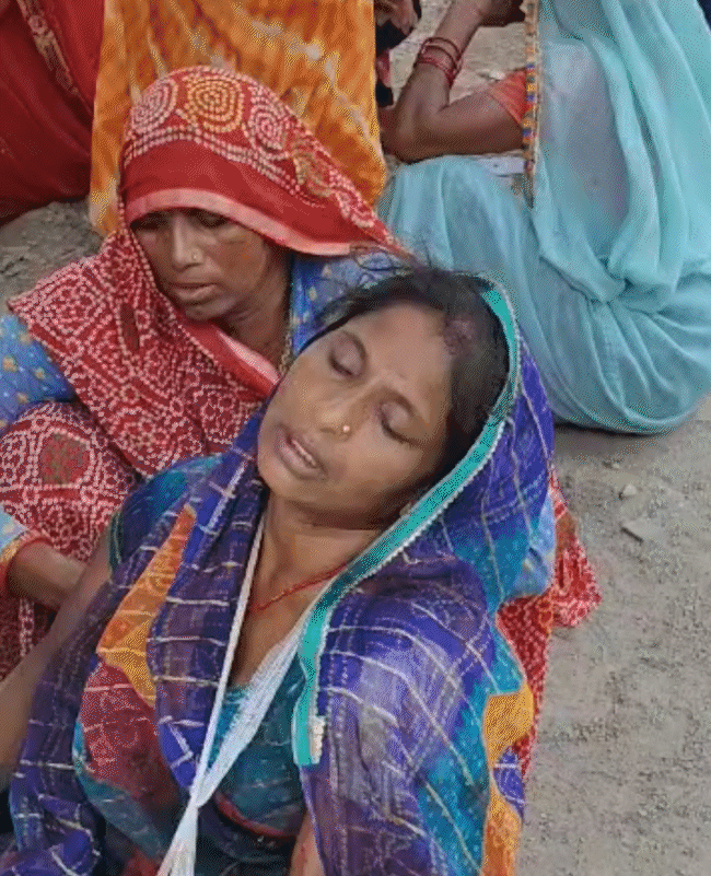 Mahesh also attacked Vikas's mother Sona Bai. He has suffered an injury to his hand.