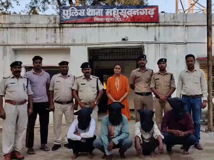 पुलिस ने चार आरोपियों को गिरफ्तार किया है। अभी इनके दो साथी फरार चल रहे हैं।