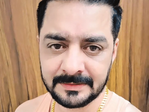 हिंदुस्तानी भाऊ का असली नाम विकास पाठक है। वो एक सोशल मीडिया इन्फ्लुएंसर और बिग बॉस 13 के कंटेस्टेंट हैं।