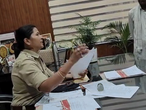 सुसाइड नोट के आधार पर कार्रवाई की मांग करने एसपी ऑफिस पहुंचे परिजन।