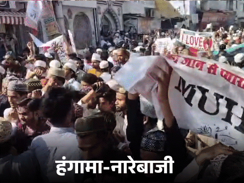UP Bareilly Kanpur Jumma Namaz LIVE Photos Update | I Love Muhammad | बरेली-मऊ  में 'आई लव मोहम्मद' विवाद पर बवाल: जुमे की नमाज के बाद भीड़ सड़क पर उतरी,  पथराव-फायरिंग; पुलिस
