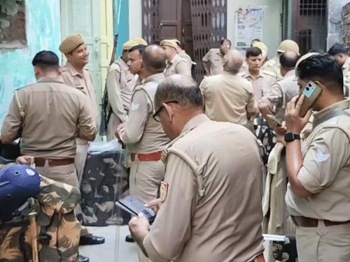 बरेली में तौकीर रजा के प्रदर्शन के ऐलान के बाद उनके घर पर पुलिस तैनात कर दी गई है।