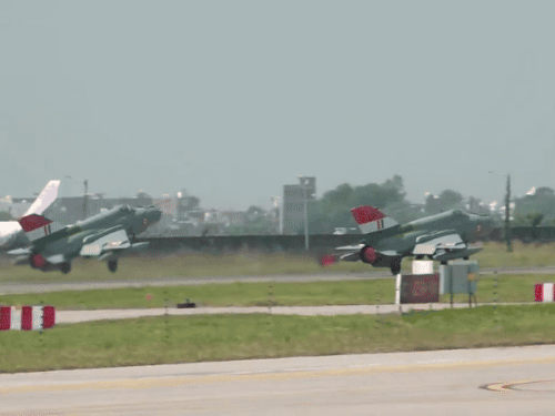 चंडीगढ़ एयरबेस में उड़ान भरते भारतीय सेना के MiG-21 फाइटर जेट। - Dainik Bhaskar