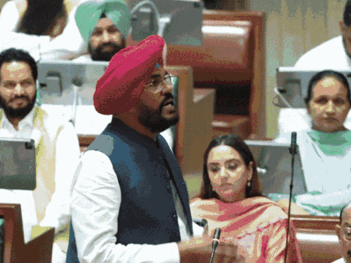 विधानसभा में बोलते स्पीकर कुलतार संधवां, सिंचाई मंत्री बरिंदर गोयल, वित्तमंत्री हरपाल चीमा, पूर्व मंत्री कुलदीप धालीवाल और विपक्षी दल नेता प्रताप सिंह बाजवा।