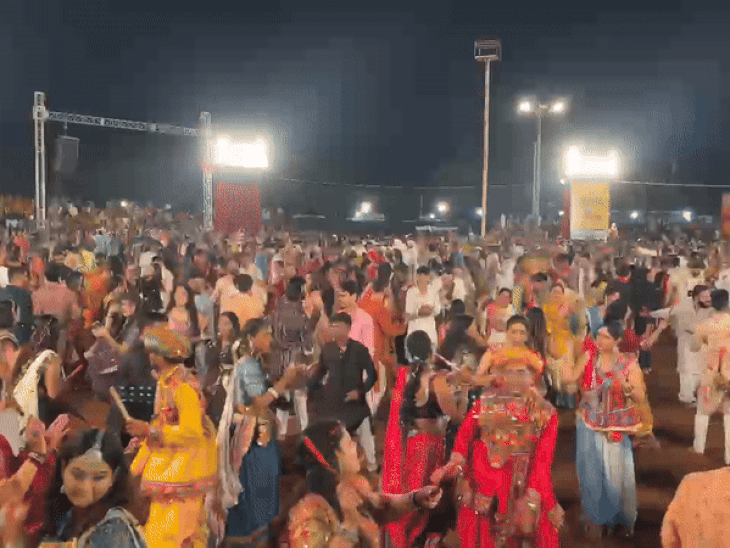 जनरल ग्राउंड में डीजे पर जमकर थिरके गरबा प्रेमी।