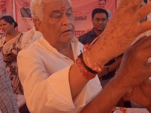 अलवर में गांव सेवा शिविर में कृषि मंत्री किरोड़ी लाल मीणा ने ताली बजाकर मरीज की कान की मशीन चेक की। उनके ताली बजाते ही बाकी लोग भी ताली बजाने लगे।
