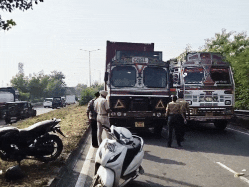 जालंधर के चौगिट्‌टी फ्लाईओवर पर हुए हादसे के बाद पुलिस ने गंभीर घायल को प्राइवेट अस्पताल में दाखिल करवाया। - Dainik Bhaskar