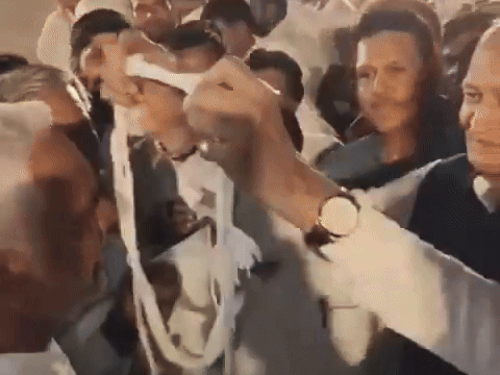डूंगरपुर पहुंचे पूर्व सीएम की एक पुराने कार्यकर्ता ने तारीफ कर दी। कहा-आपके थैले आज भी गांव-गांव में घूम रहे हैं। खुश होकर पूर्व सीएम ने सूत की माला पहना दी।