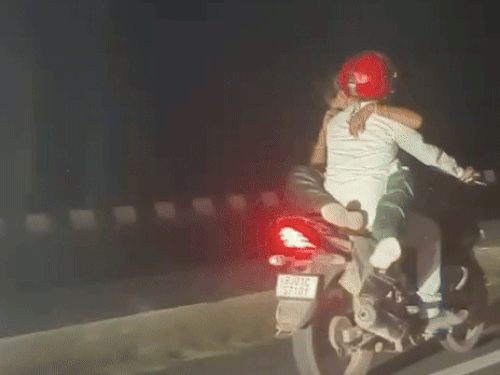 अजमेर में एक कपल चलती बाइक पर स्टंट करता नजर आया। एक कार सवार ने उनका वीडियो बना लिया।