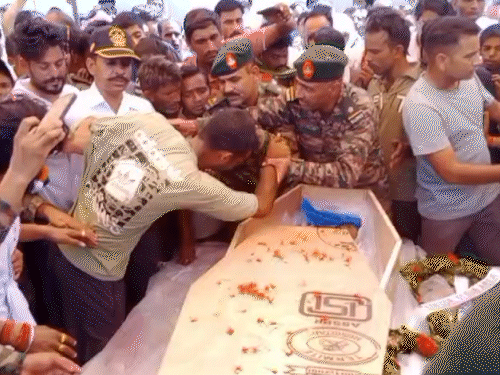 जवान की पार्थिव देह गांव पहुंचने पर परिजन अंतिम दर्शन करते समय भावुक हो गए।