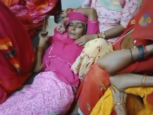 बेटे की मौत की खबर सुनकर मां मंगेज कंवर बेहोश होकर गिर गई।