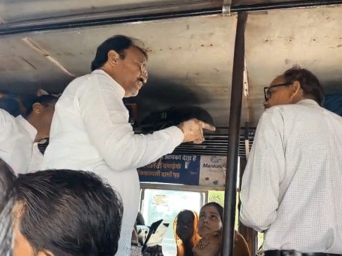 डिप्टी सीएम बस में चढ़े और कंडक्टर से सवारियों के बारे में जानकारी मांगी तो कंडक्टर हैरत में पड़ गया।