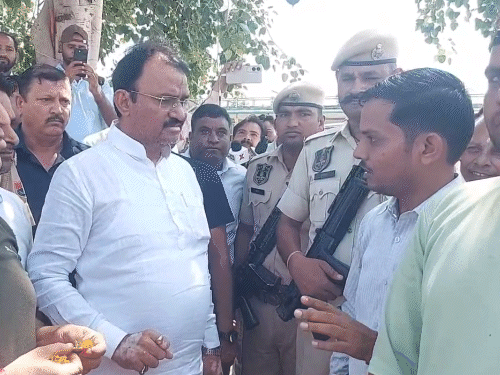 रोडवेज बस स्टैंड पर गंदगी देख प्रबंधक समेत अन्य अधिकारियों को फटकार भी लगाई।
