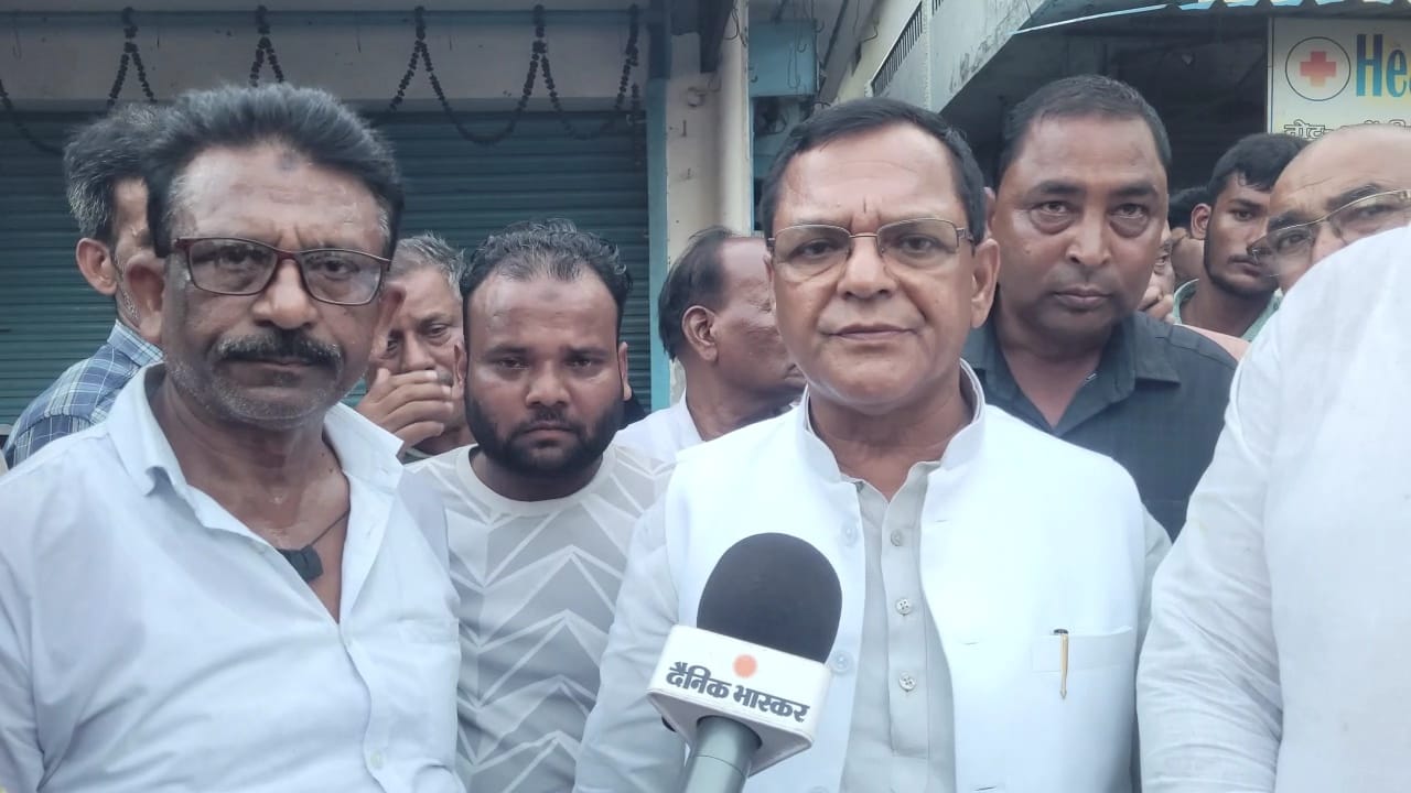 आजमगढ़ में मासूम मृतक के परिजनों से मिला सपा का प्रतिनिधिमंडल।