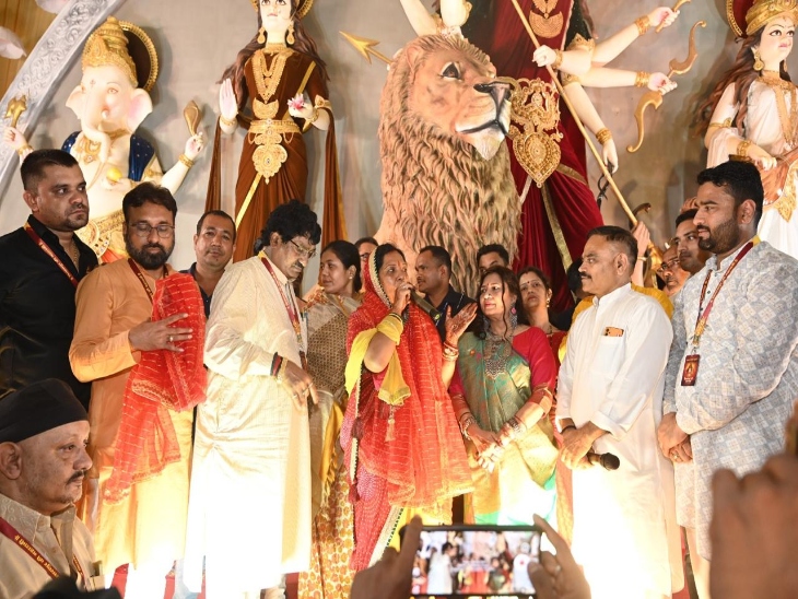 सीएम साय की पत्नी कौशल्या साय दुर्गोत्सव देखने बिलासपुर पहुंची।
