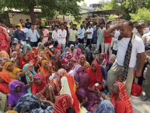 परिवार और समाज के लोगों ने जेएलएन अस्पताल की मॉर्च्युरी में इकट्ठा हो गए। डॉक्टर के खिलाफ कार्रवाई की मांग की।