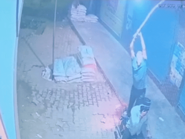 चोर दुकान के बाहर लगे वल्ब को डंडे से तोड़ने की कोशिश करते रहे।