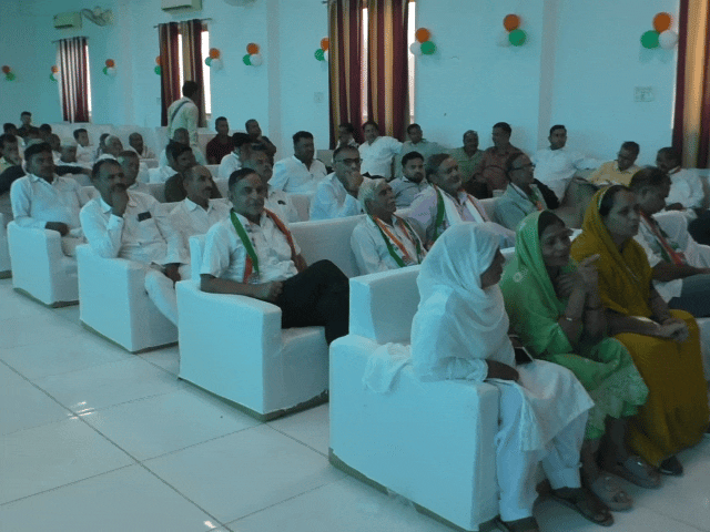 मीटिंग में पहुंचे कांग्रेसियों ने लिया हस्ताक्षर अभियान में भाग।