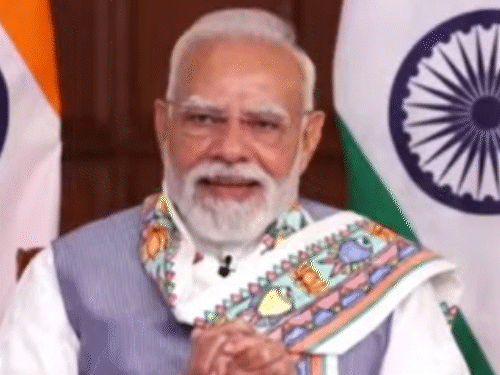 The Prime Minister smiled after hearing Rita Devi's words. He also clapped.