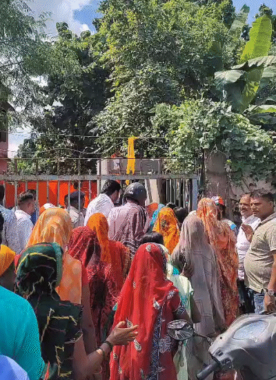 Women reached Sadaqat Ashram to attend Priyanka Gandhi's dialogue program.