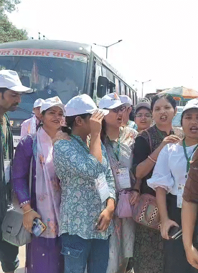 Outside the Sadaqat Ashram, women raised slogans of 'Vote Chor Gaddi Chhoti'.