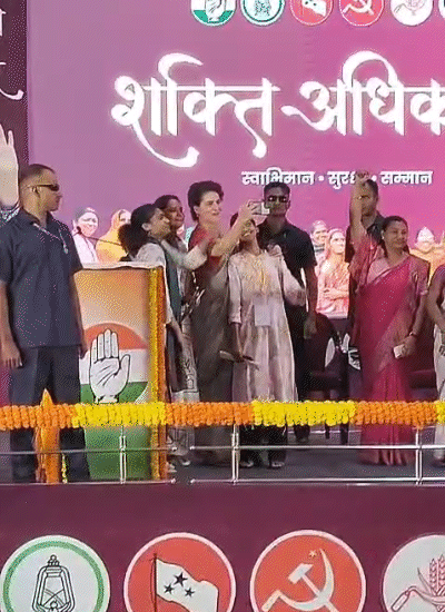 प्रियंका गांधी ने मंच पर मौजूद महिलाओं के साथ सेल्फी ली।