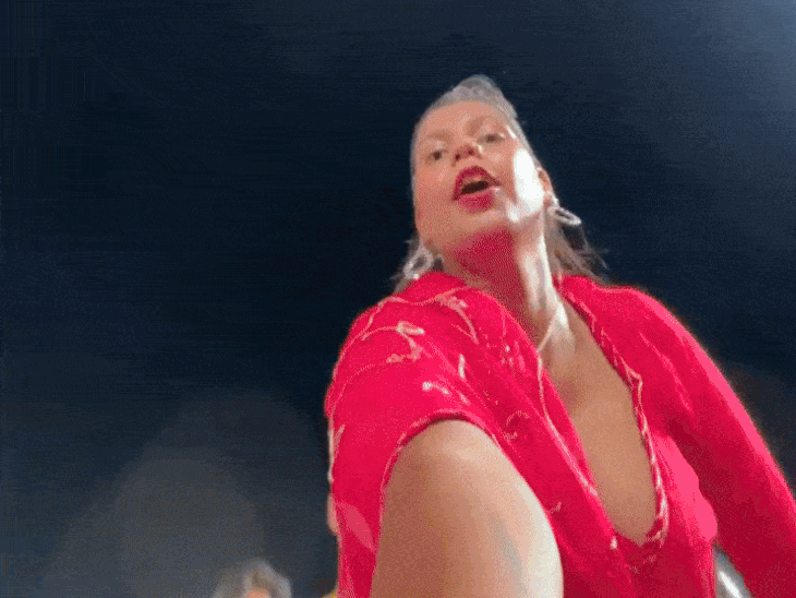 अभिव्यक्ति गरबा ग्राउंड में युवाओं ने जमकर बनाई रीलें और वीडियो।