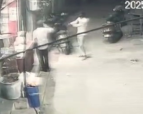कट्‌टा तानने की घटना सीसीटीवी में कैद हाे गई।