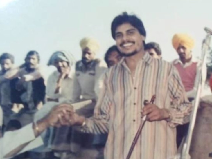 एक शादी में गाते हुए ली गई अमर सिंह चमकीला की तस्वीर।