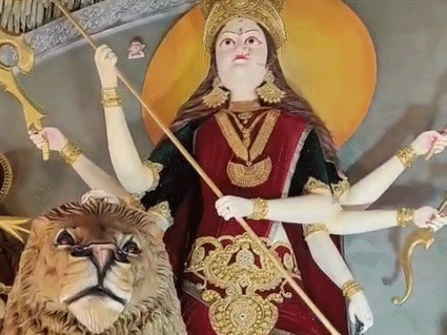25 फीट ऊंची प्रतिमा देखने के जुटी भीड़।