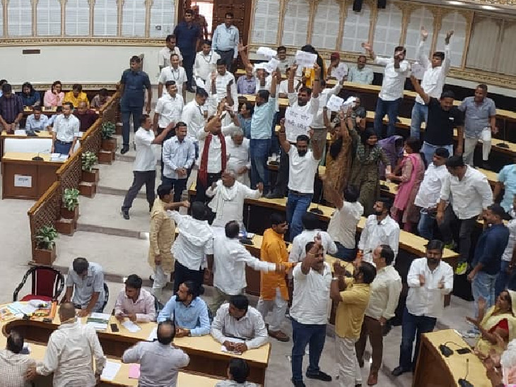 कांग्रेस पार्षदों ने मोदी के खिलाफ वोट चोर गद्दी छोड़ के नारे लगाए।