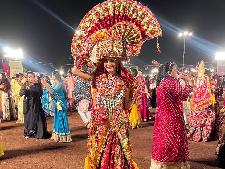 भोपाल के कोने-कोने से आए लोगों ने रंग बिरंगी पोशाक पहन गरबा किया।