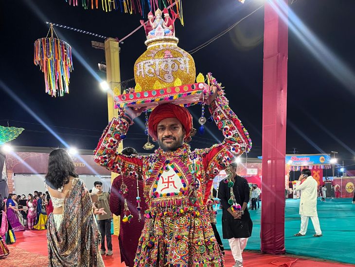 महाकुंभ की झलक लिए पारंपरिक अंदाज़ में युवक ने किया गरबा।