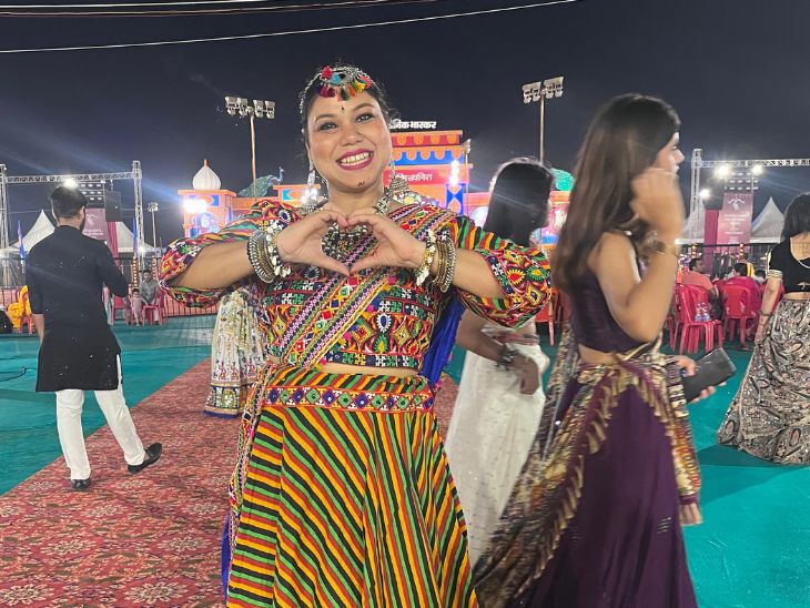 हाथों से हार्ट बनाकर महिला ने बयां की त्योहार की खुशियां।